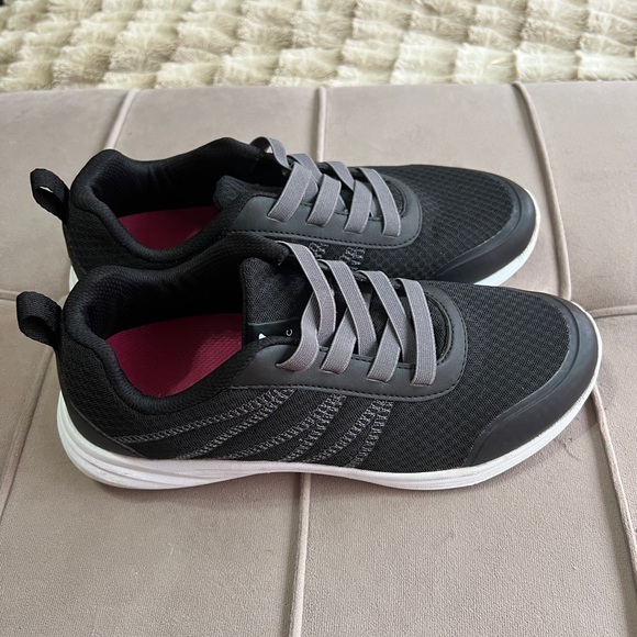 Vionic Black and Gray Sneakers - Picture 4 of 16